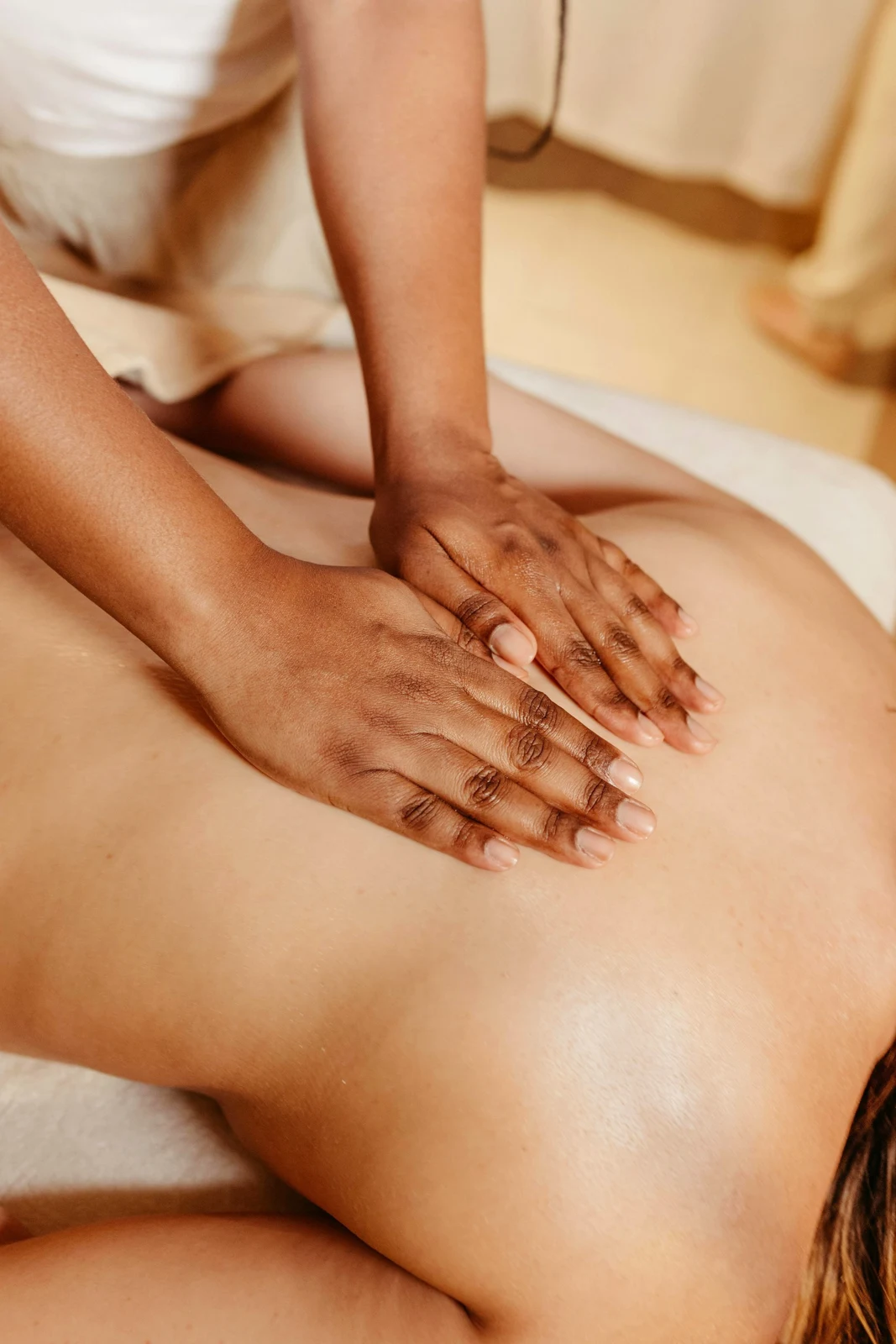 Geste délicat de massage sur le haut du dos, photographie d’ambiance